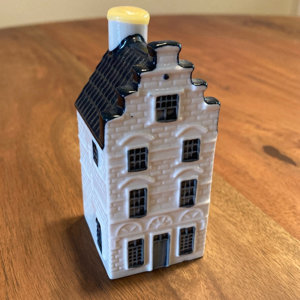 KLM #34 Blue Delft ceramic house by BOLS